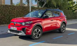 Czerwony Citroën C3 Aircross zaparkowany na ulicy, z widocznym przodem i bokiem.