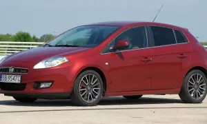 Czerwony Fiat Bravo 1.4 T-Jet z przyciemnianymi szybami i felgami.