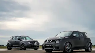Dwa czarne Nissan Juke R na pasie startowym, gotowe do wyścigu.