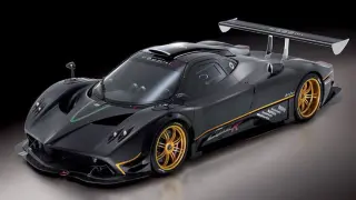 Czarny Pagani Zonda R z wyścigowym spojlerem i złotymi felgami, gotowy do bicia rekordów.