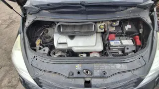 Silnik 2.0T w renault espace 4. Widoczny akumulator, filtry i płyny eksploatacyjne.