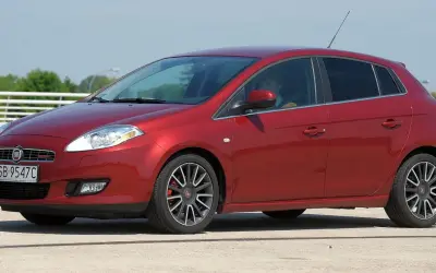 Czerwony Fiat Bravo 1.4 T-Jet z przyciemnianymi szybami i felgami.