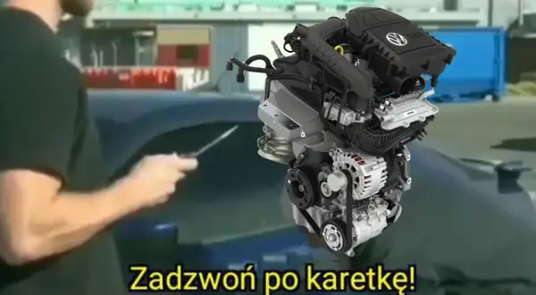Silnik 1.0 TSI z Volkswagenem. Ktoś wskazuje na niego nożem, a pod spodem napis "Zadzwoń po karetkę!".