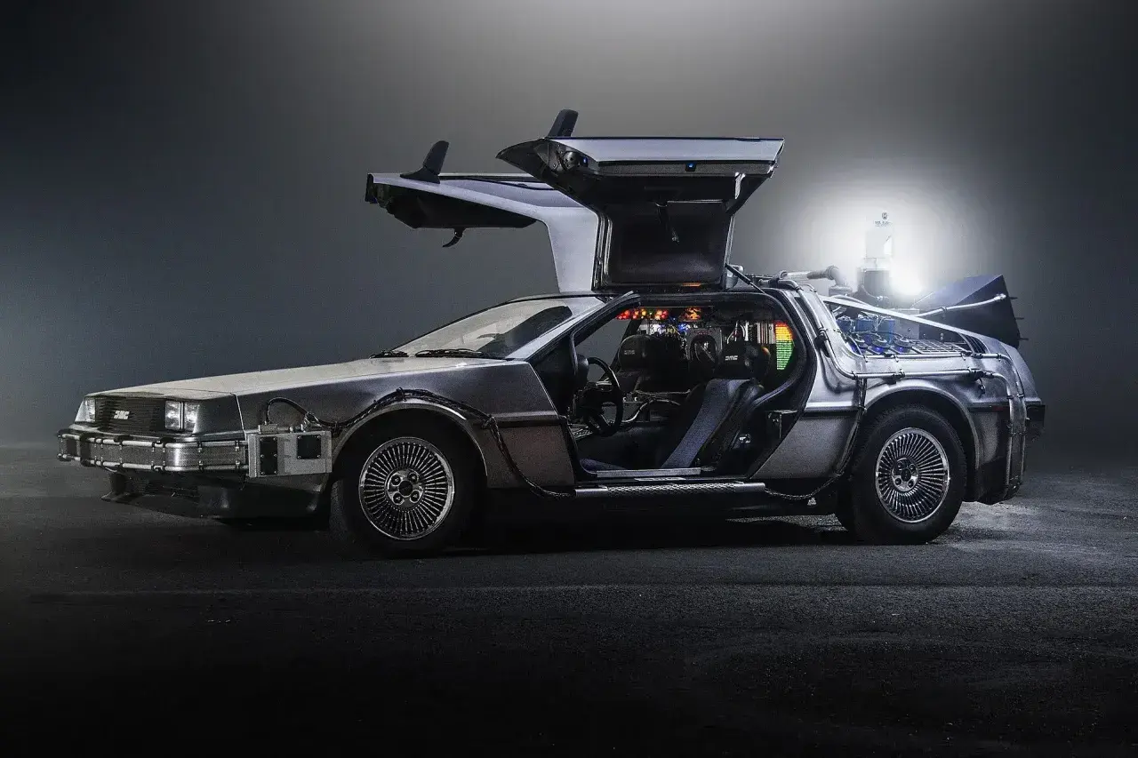 Ikoniczny DeLorean z otwartymi drzwiami, gotowy do podróży w czasie.