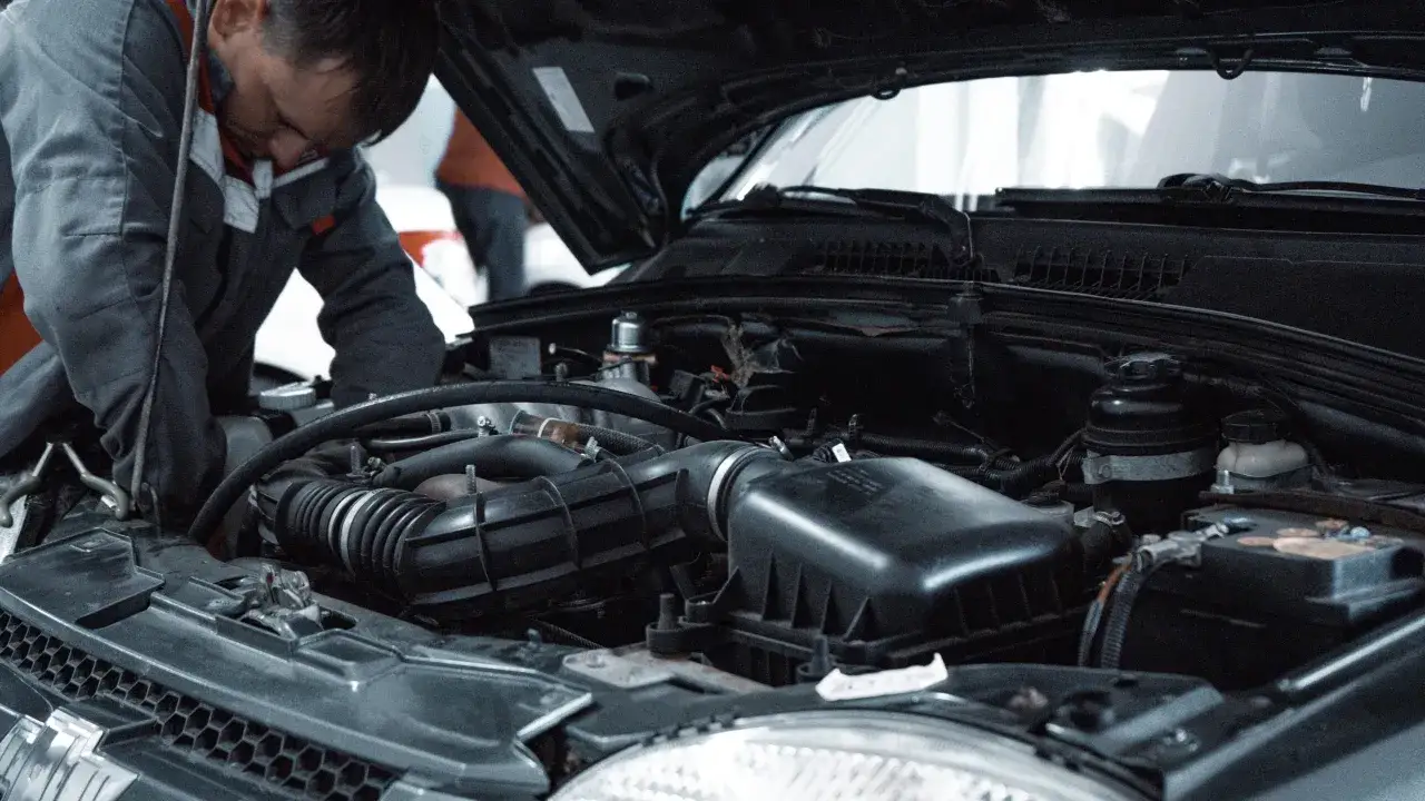 Mechanik samochodowy odpowietrzający sprzęgło