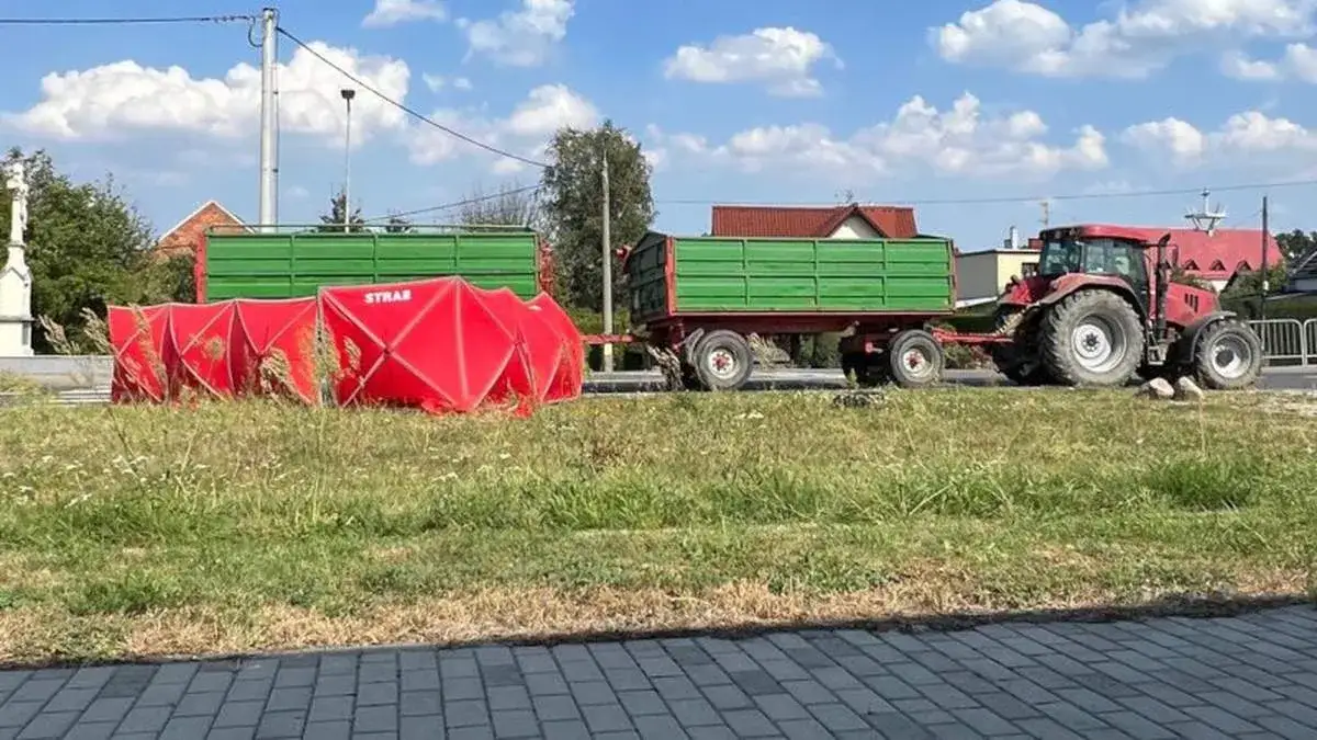 ciągnik rolniczy z dwiema przyczepami