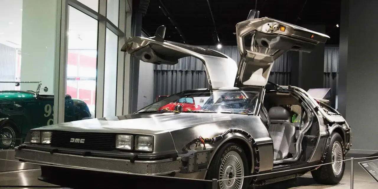 Srebrny DeLorean z otwartymi drzwiami, gotowy do podróży w czasie.
