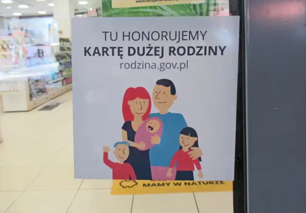 Plakat informuje, że honorowana jest karta dużej rodziny. Widnieje na nim rysunek rodziny z dziećmi.