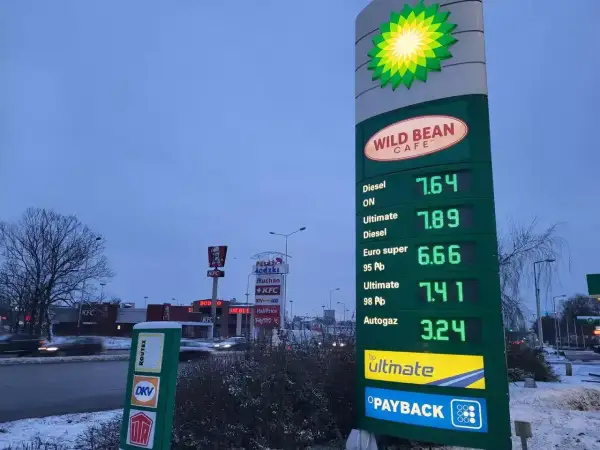 Cena paliwa za litr dzisiaj na stacji BP: Diesel 7.64, Ultimate Diesel 7.89, Euro super 95 Pb 6.66, Ultimate 98 Pb 7.41, Autogaz 3.24.