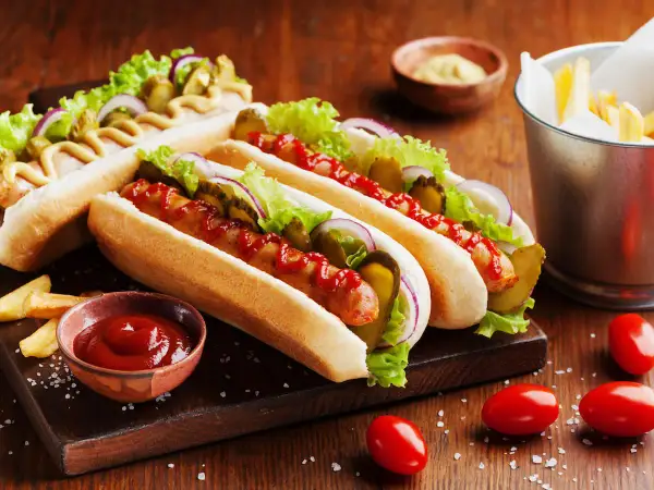 Pyszne hot dogi z Orlenu, idealne na szybki posiłek. Zastanawiasz się nad kcal? Te hot dogi to świetny wybór!